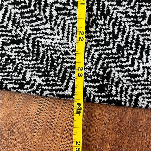 Like new Banana Republic black and white Monochrome Sleeveless Top - Picture 8 of 10